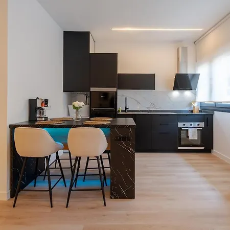 Luxe Parking Train Station Area Apartment *